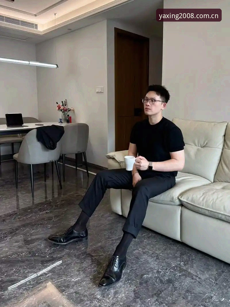 上周在咖啡馆，邻桌坐了个中年男人，手机屏幕对着我这边，刚好能看见他在切换一个深蓝色界面的页面。动作很快，几乎没停顿。他点开一个赛事列表，手指滑动两下，关掉，又打开另一个。前后不到十秒。我看了一眼他手机顶上——电量17%。动作果断到这个程度，不像是在试玩，倒像是在完成一道确信无误的操作流程。他没在屏幕前犹豫过一瞬。